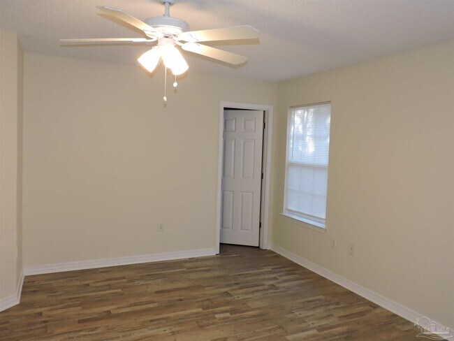 Building Photo - 2513 Gulf Breeze Ave