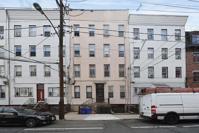 Building Photo - 323 Grand St