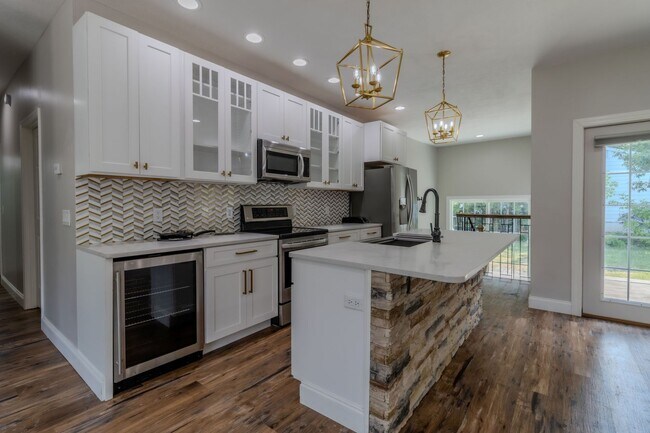 Building Photo - Contemporary Comfort and Versatility in a ...