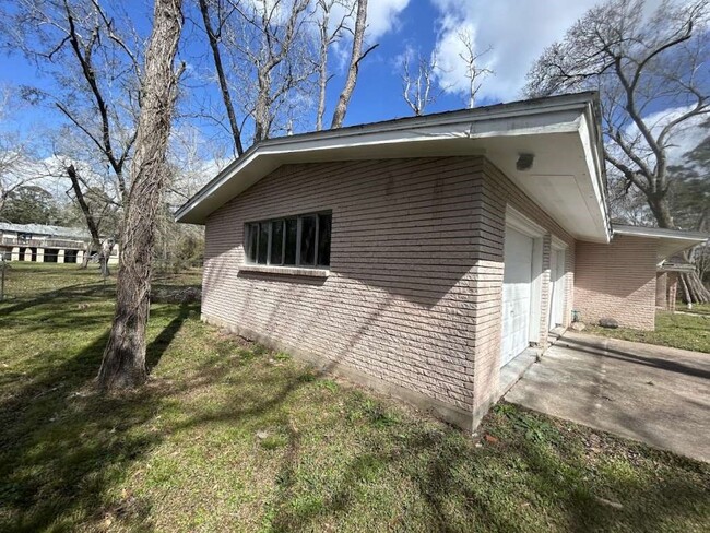 Building Photo - 3515 Elm Dr