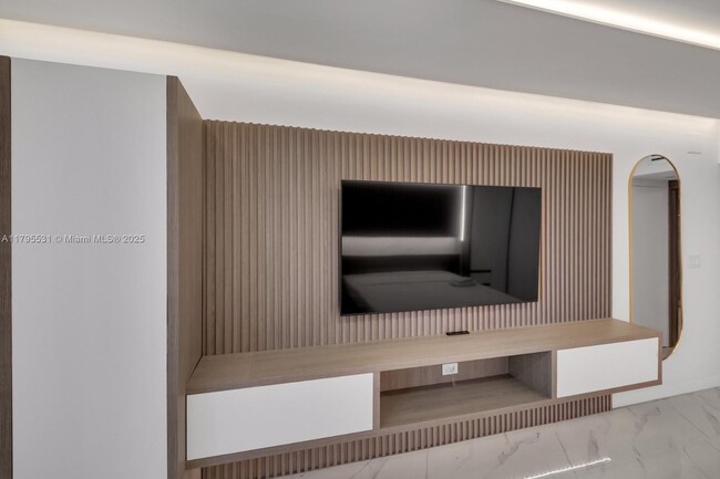 Building Photo - 2301 Collins Ave