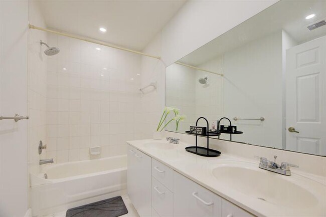 Building Photo - 724 NW 155th Terrace