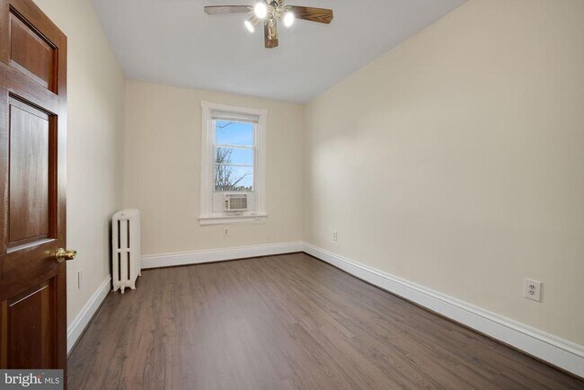 Building Photo - 616 11th St NE