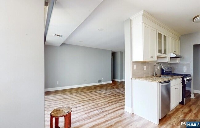 Building Photo - 462 River Rd