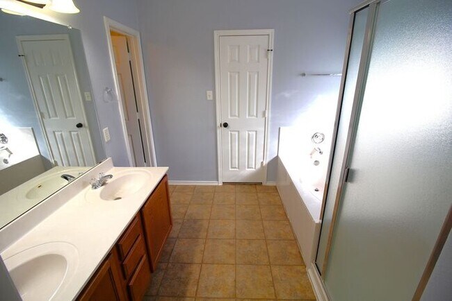 Building Photo - 6707 Rosita Oak Dr