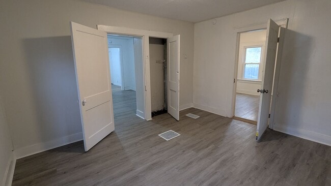 Building Photo - Charming 5-bedroom home located in the heart of Akron