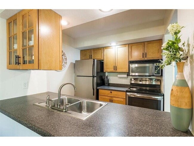 Building Photo - 334 W 5th St