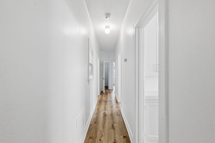 Building Photo - 707 W 48th St