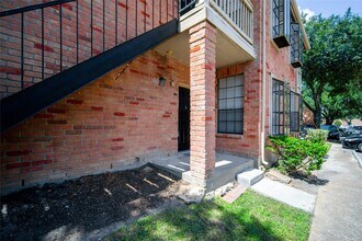 Building Photo - 2255 Braeswood Park Dr