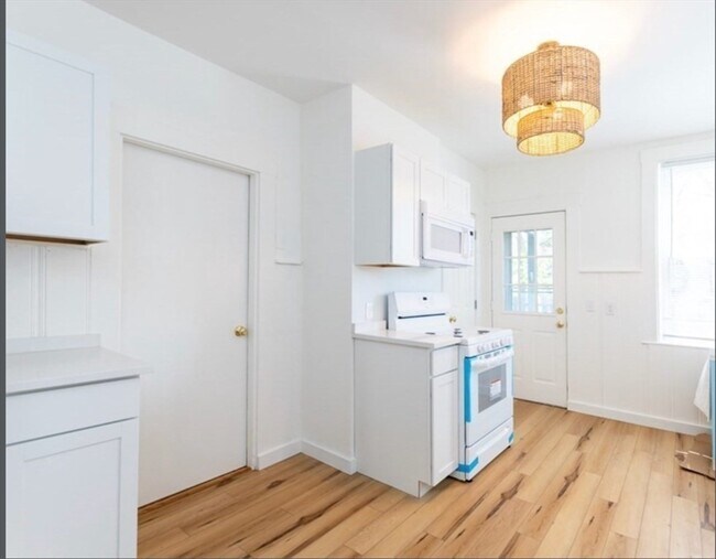 Building Photo - 859 E Broadway