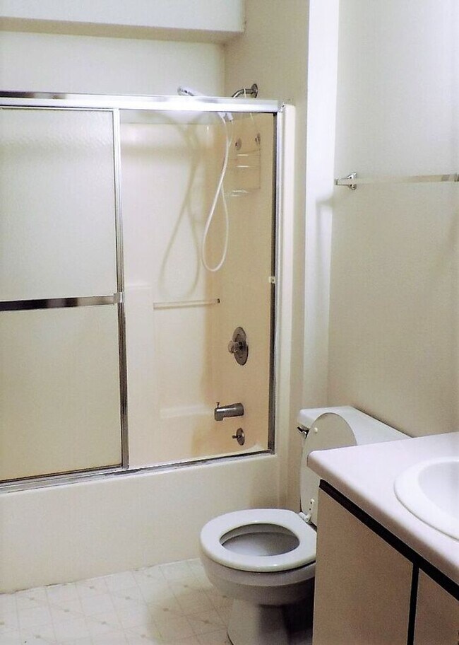 Building Photo - $1,095 | 2 Bedroom, 1 Bathroom 1st Floor C...
