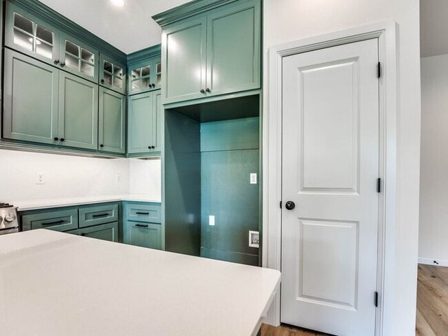 Building Photo - Luxury, Zero Maintenance Living in Edmond!