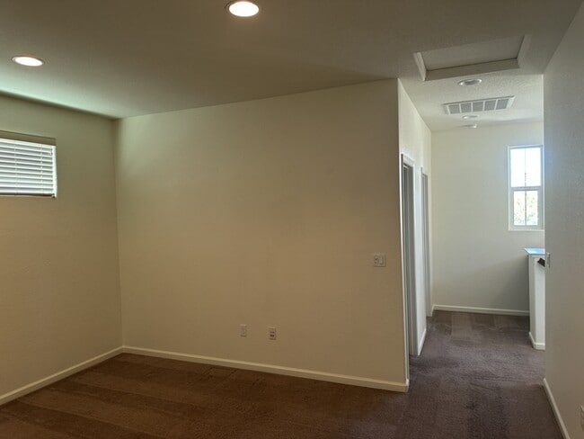 Building Photo - Gorgeous Mountain House 4 Bedroom 3 Bath Home