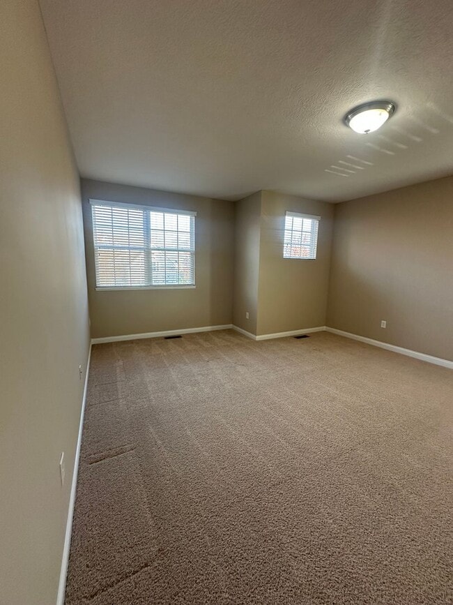 Building Photo - Lakes of Worthington