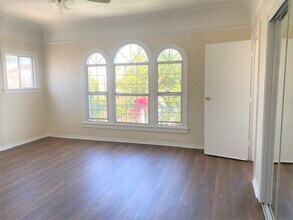 Building Photo - *MOVE IN SPECIAL* Spacious 6-Bedroom Home ...
