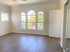 Building Photo - *MOVE IN SPECIAL* Spacious 6-Bedroom Home ...
