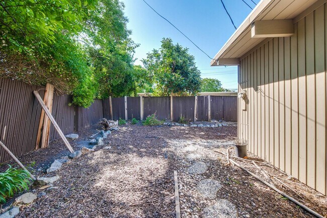 Building Photo - Mountain View Home l Spacious Open Layout Bright and Private Yard