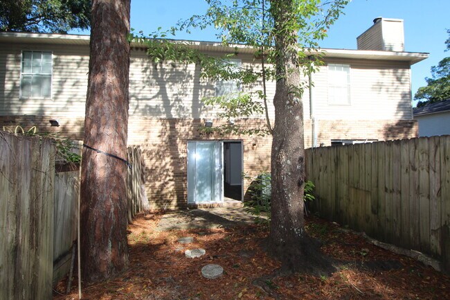 Building Photo - Move-In Ready Townhome in Foxborough with ...