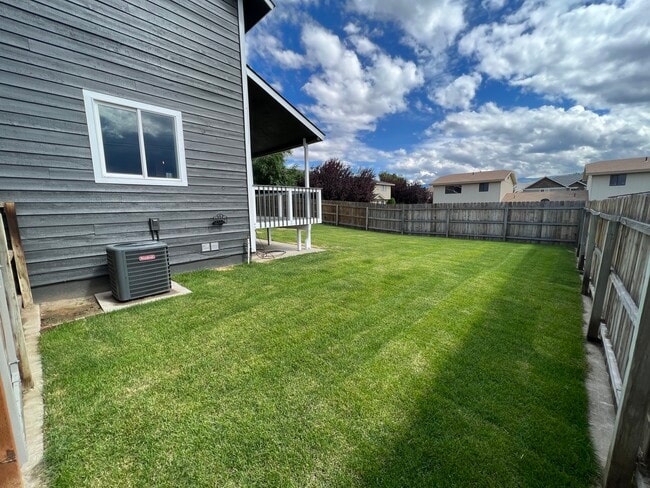 Building Photo - 610-612 12th St NE