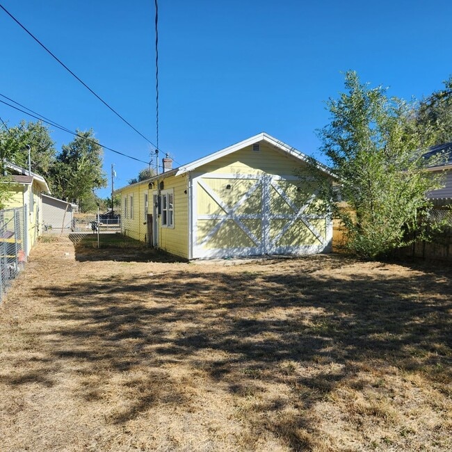Building Photo - Cozy 2 Bedroom Cottage