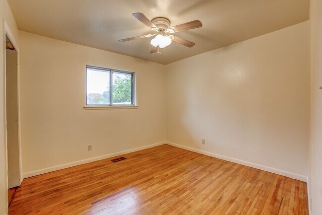 Building Photo - 3 BED 2 BATH! Schedule a tour today!