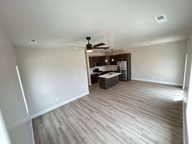 Building Photo - Beautiful Townhome!