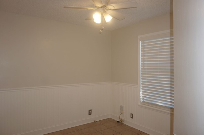 Building Photo - 3 Bedroom 2 Bathroom Corner lot home