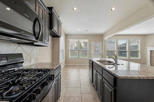 Building Photo - 3 bedroom 2 bath near Paycom!