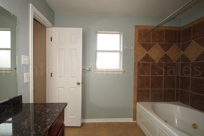 Building Photo - Goodnight Ranch!