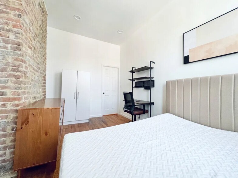 Building Photo - Furnished room/NOT APARTMENT