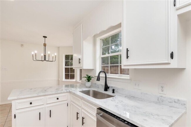 Building Photo - 1117 Pinemont Dr