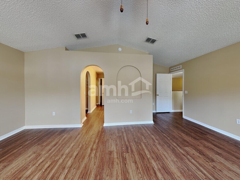 Building Photo - 16452 Corner Lake Dr
