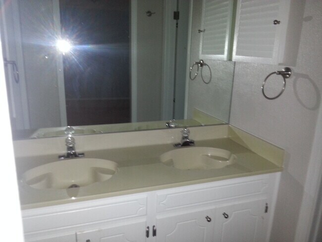 Building Photo - 5415 Bayou Dr