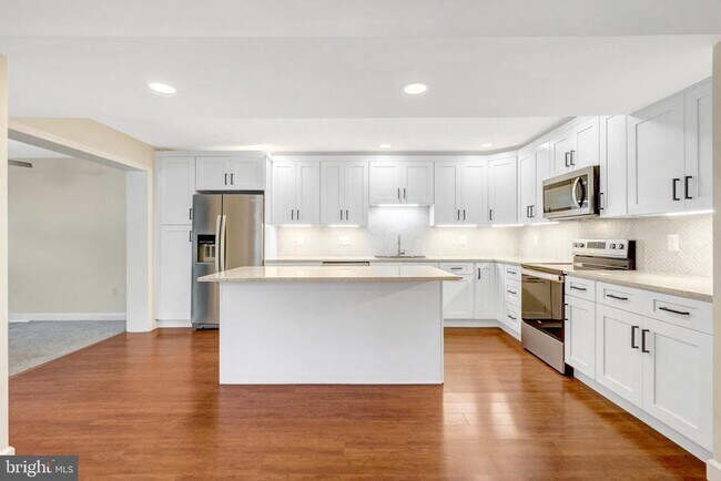 Building Photo - 6805 Reynard Dr
