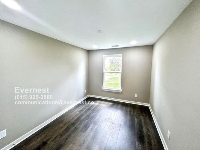 Building Photo - Lovely 3-Bedroom Townhome in a Convenient ...