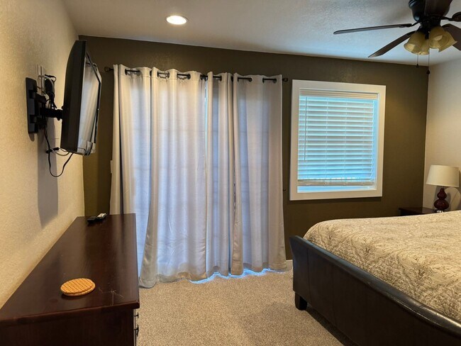 Building Photo - Riverfront 2BR Condo Great Views, Luxury Furnished incl UTILITIES