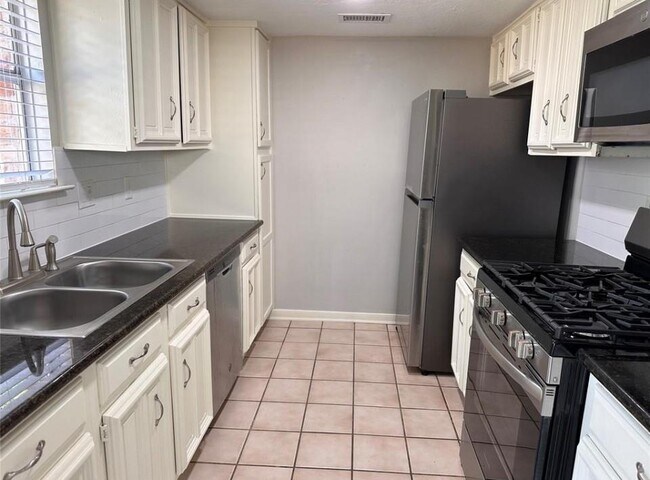 Building Photo - 3323 Brookdale Dr