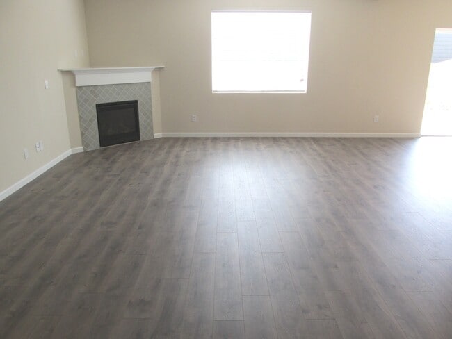 Building Photo - $500 off 1st month! New carpet, hardwoods, quartz counters, 4 Br 2.5 bth  fenced yard, walk to park!