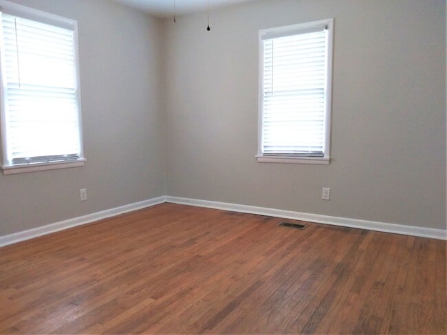 Building Photo - Fresh, Updated 3 bed, 1 bath Ranch ***PET FRIENDLY***