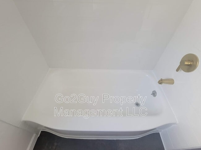 Building Photo - 19945 Greenview Ave