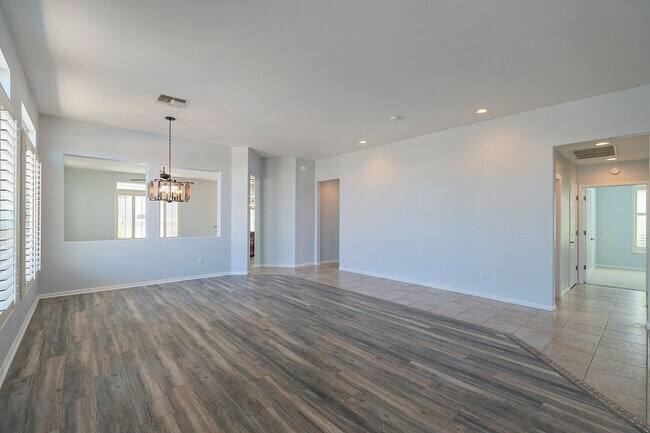 Building Photo - Gated Community!