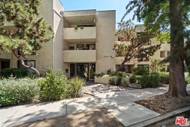 Building Photo - 8400 De Longpre Ave