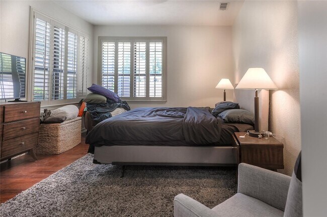 Building Photo - 224 Sovereign Ct