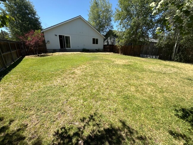 Building Photo - NE 3 Bdrm, 2 Bath, Gas Heat/Fireplace, Newer Carpet & Paint, Corner lot, Fenced Yard, DBL Garage