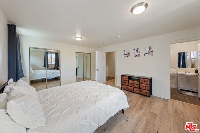 Building Photo - 5912 S Flower St