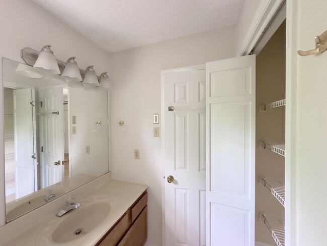 Building Photo - Knoxville 37922 - Beautiful 3 bedroom cond...