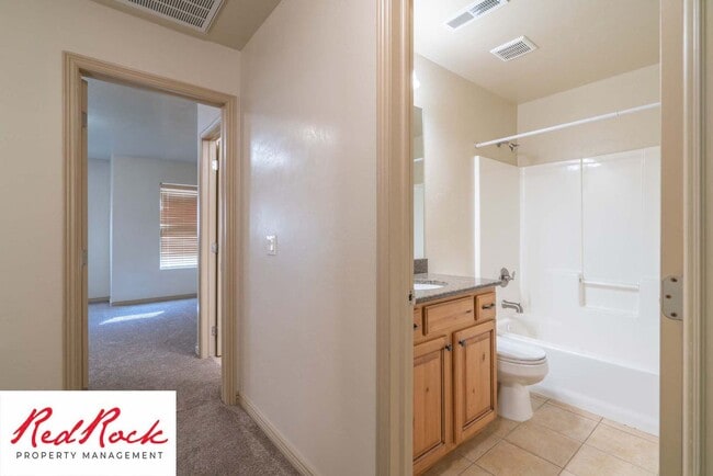 Building Photo - Beautiful 3 bedroom, 2.5 bathroom Townhome...