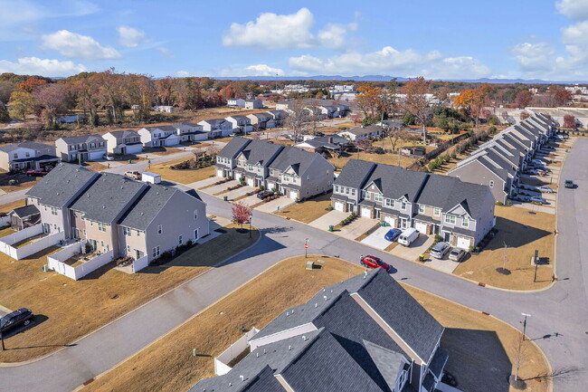 Building Photo - Beautiful 3 Bedroom, 2.5 Bathroom Townhome with 1-Car Garage $1,650/mo rent