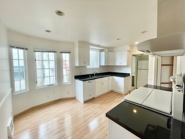 Building Photo - Westwood Park - Stunning 4BR+ / 2 BA Home ...