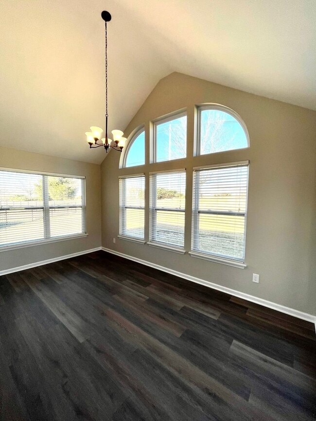 Building Photo - Renovated Polo Fields Home!